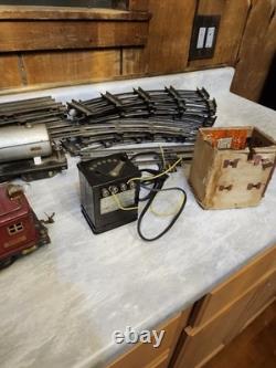 1930s Lionel Train Set Pre-War Era No 8E Super Motor. Standared Track