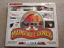 Bachmann Mainstreet Express Santa FE HO Scale Train Set. 3X3 Circle Track. New
