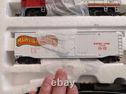 Bachmann Mainstreet Express Santa FE HO Scale Train Set. 3X3 Circle Track. New