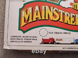 Bachmann Mainstreet Express Santa FE HO Scale Train Set. 3X3 Circle Track. New