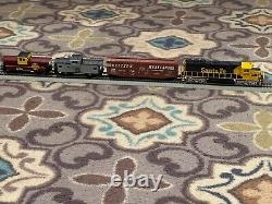 HO Bachmann 6' Oval Electric Train Set with Engine, Cars, Power and EZ