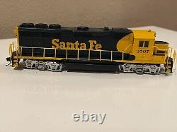 HO Bachmann 6' Oval Electric Train Set with Engine, Cars, Power and EZ