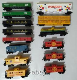 Life-Like HO Scale Train Set Lot. Locomotives, Railcars, Track. Ready to Run