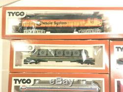 Tyco HO Train Set Lot Engine 7 Freight Cars Transformer Tracks Accessories 1974