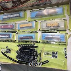 Vintage Atlas Santa Fe N-Gauge Train Set. Locomotive, 7 cars, 16 track 41-764