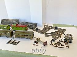 Vintage Pre-War LIONEL TRAIN SET NY Central Lines 33 Engine +Lionel 517 Caboose+