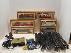 Vintage Tyco HO Scale Electric Train Set Illinois Central Engine Caboose Track
