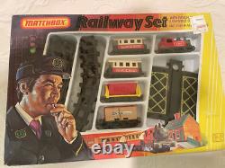 1979 Lesney Matchbox G-2 Ensemble de chemin de fer avec gare à assembler et train à pousser