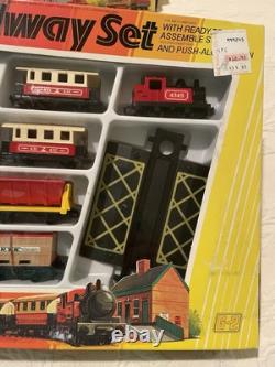 1979 Lesney Matchbox G-2 Ensemble de chemin de fer avec gare à assembler et train à pousser