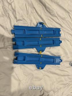 250+ pièces. Lot de rails de train bleu TOMY Trackmaster Thomas et ses amis