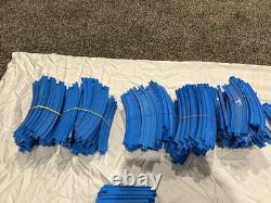250+ pièces. Lot de rails de train bleu TOMY Trackmaster Thomas et ses amis