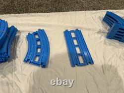 250+ pièces. Lot de rails de train bleu TOMY Trackmaster Thomas et ses amis