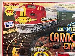 Bachmann Ho Scale E-Z Track Cannonball Express Santa Fe Diesel Train Set #00625  	<br/>  		<br/>
En français: Ensemble de train diesel Cannonball Express Santa Fe en échelle Ho avec voie E-Z Track de Bachmann #00625