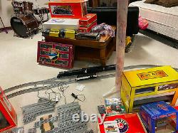 Collection Lionel O Scale Fastrack Train. 2 Beaux Moteurs, Voitures, Buidings, Etc
