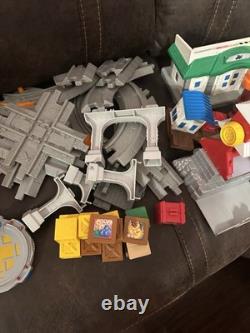 ENORME Ensemble de Train Fisher Price GeoTrax avec Bâtiments, Piste et Voitures, Lot de 195+ Pièces