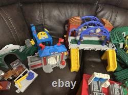 ENORME Ensemble de Train Fisher Price GeoTrax avec Bâtiments, Piste et Voitures, Lot de 195+ Pièces