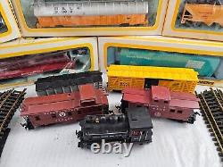 ÉNORME lot de trains vintage TYCO Bachmann avec rails pour pièces ou réparation