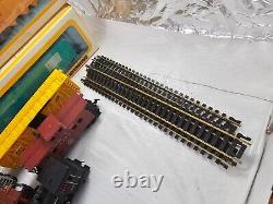 ÉNORME lot de trains vintage TYCO Bachmann avec rails pour pièces ou réparation