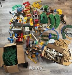 Enorme lot Fisher-Price Geo Trax : trains, bâtiments, rails, accessoires (non testés)