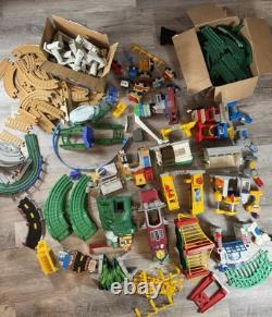 Enorme lot Fisher-Price Geo Trax : trains, bâtiments, rails, accessoires (non testés)