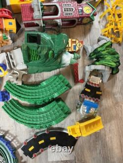 Enorme lot Fisher-Price Geo Trax : trains, bâtiments, rails, accessoires (non testés)