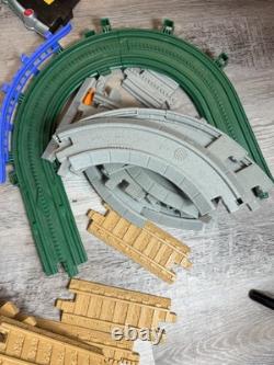 Enorme lot Fisher-Price Geo Trax : trains, bâtiments, rails, accessoires (non testés)