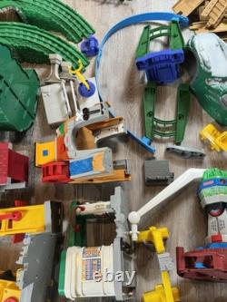 Enorme lot Fisher-Price Geo Trax : trains, bâtiments, rails, accessoires (non testés)