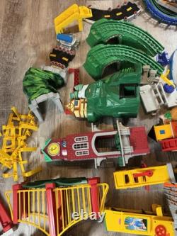 Enorme lot Fisher-Price Geo Trax : trains, bâtiments, rails, accessoires (non testés)