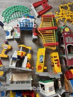 Enorme lot Fisher-Price Geo Trax : trains, bâtiments, rails, accessoires (non testés)