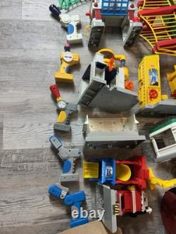 Enorme lot Fisher-Price Geo Trax : trains, bâtiments, rails, accessoires (non testés)