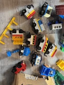 Enorme lot Fisher-Price Geo Trax : trains, bâtiments, rails, accessoires (non testés)
