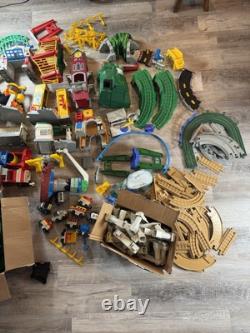 Enorme lot Fisher-Price Geo Trax : trains, bâtiments, rails, accessoires (non testés)