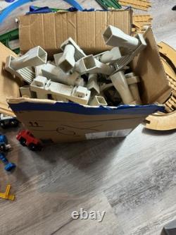 Enorme lot Fisher-Price Geo Trax : trains, bâtiments, rails, accessoires (non testés)