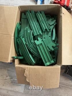 Enorme lot Fisher-Price Geo Trax : trains, bâtiments, rails, accessoires (non testés)