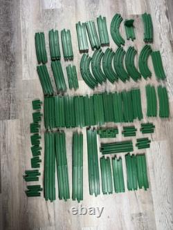 Enorme lot Fisher-Price Geo Trax : trains, bâtiments, rails, accessoires (non testés)