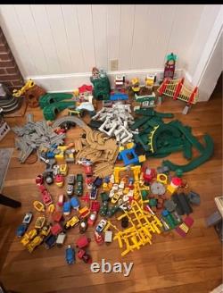 Enorme lot de Geo Trax : voitures de train, bâtiments, rails, accessoires