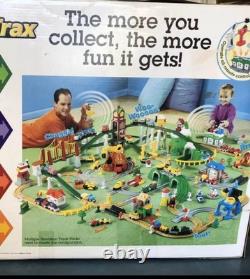 Enorme lot de Geo Trax : voitures de train, bâtiments, rails, accessoires