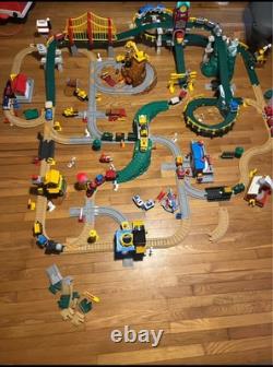 Enorme lot de Geo Trax : voitures de train, bâtiments, rails, accessoires