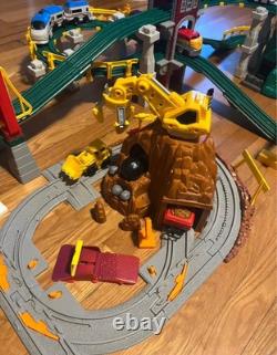 Enorme lot de Geo Trax : voitures de train, bâtiments, rails, accessoires