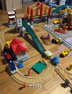 Enorme lot de Geo Trax : voitures de train, bâtiments, rails, accessoires