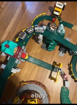 Enorme lot de Geo Trax : voitures de train, bâtiments, rails, accessoires