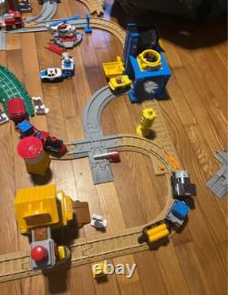 Enorme lot de Geo Trax : voitures de train, bâtiments, rails, accessoires