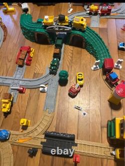 Enorme lot de Geo Trax : voitures de train, bâtiments, rails, accessoires