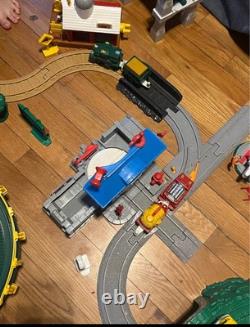 Enorme lot de Geo Trax : voitures de train, bâtiments, rails, accessoires