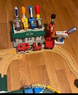 Enorme lot de Geo Trax : voitures de train, bâtiments, rails, accessoires