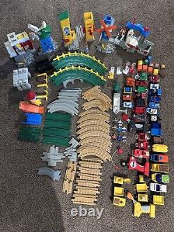 Énorme lot de voies de train Fisher Price Geo Trax avec bâtiments, trains et rails - 120 pièces