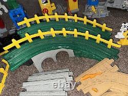 Énorme lot de voies de train Fisher Price Geo Trax avec bâtiments, trains et rails - 120 pièces