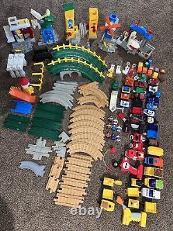 Énorme lot de voies de train Fisher Price Geo Trax avec bâtiments, trains et rails - 120 pièces