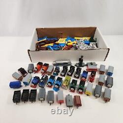 Ensemble de capsules de train TOMY Thomas Plarail avec pistes bleues, locomotives, wagons, remontoirs en vrac