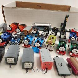 Ensemble de capsules de train TOMY Thomas Plarail avec pistes bleues, locomotives, wagons, remontoirs en vrac